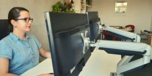 brazos de monitor para mejorar el bienestar laboral